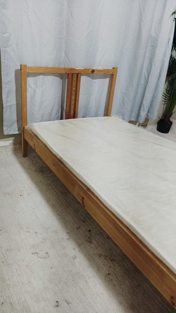 BEAUTIFUL SINGLE WOODEN BED